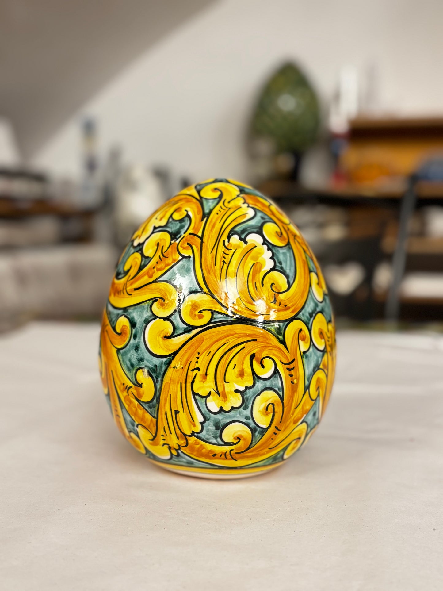 Uovo decorativo barocco in ceramica siciliana - 15 cm - modello 1