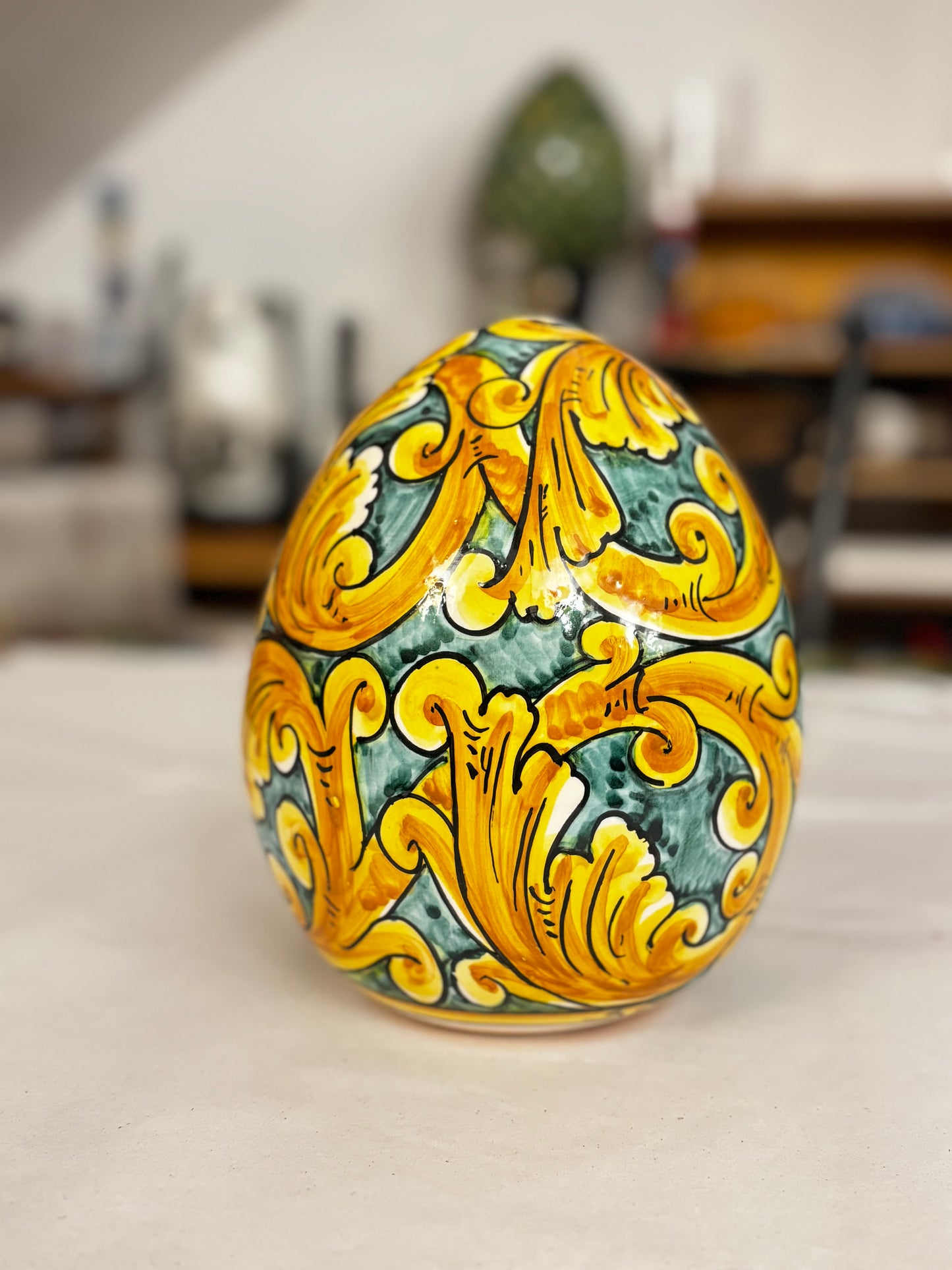 Uovo decorativo barocco in ceramica siciliana - 15 cm - modello 1