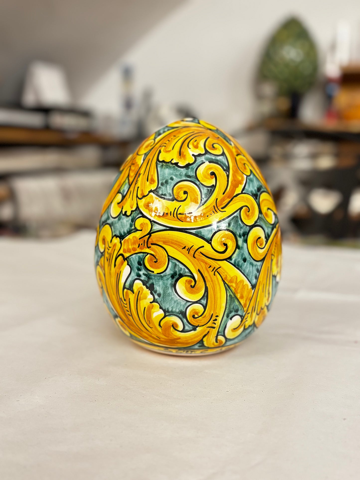 Uovo decorativo barocco in ceramica siciliana - 15 cm - modello 1