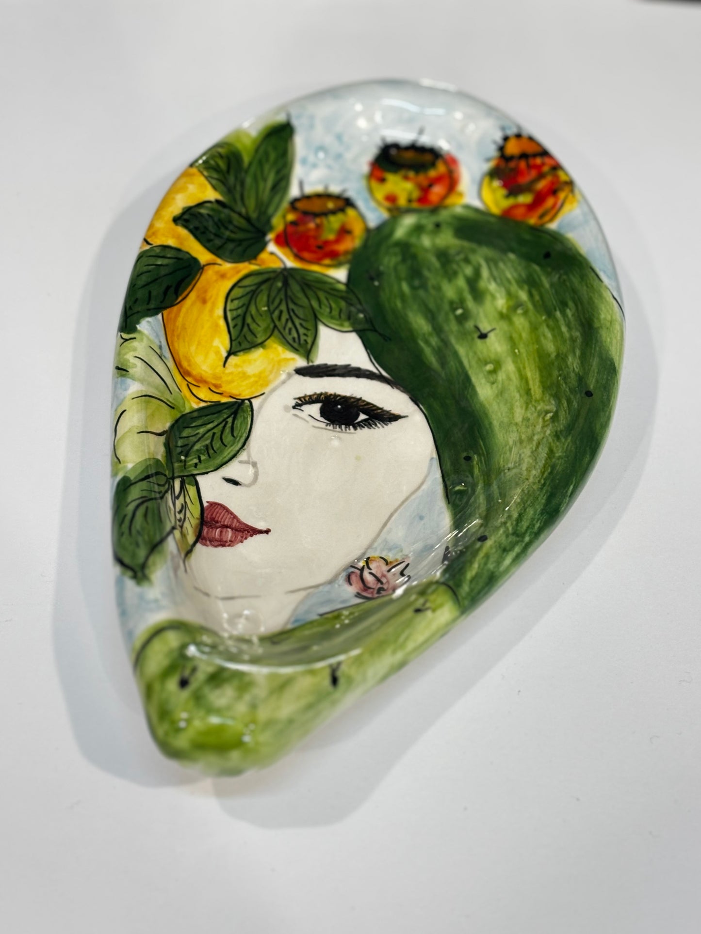 Pala di fico d'india con volto e limoni in ceramica - 28 cm