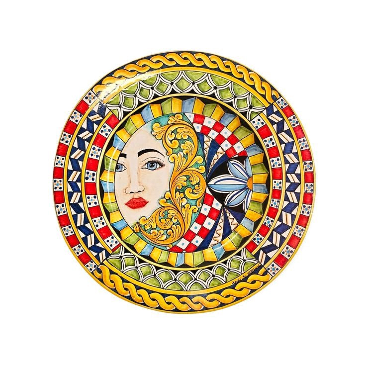 Piatto da parete con volto, stile barocco e decoro siciliano