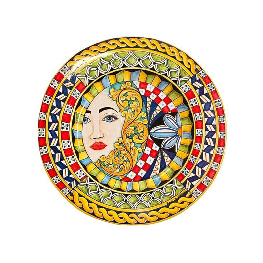 Piatto da parete con volto, stile barocco e decoro siciliano